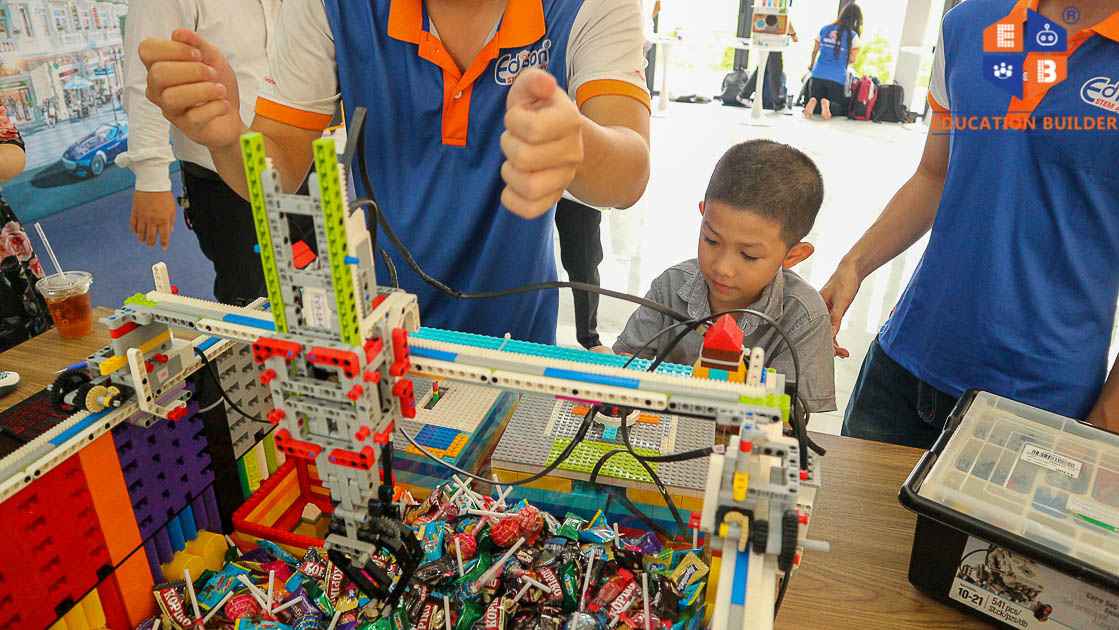 Bé trải nghiệm điều khiển máy gắp kẹo